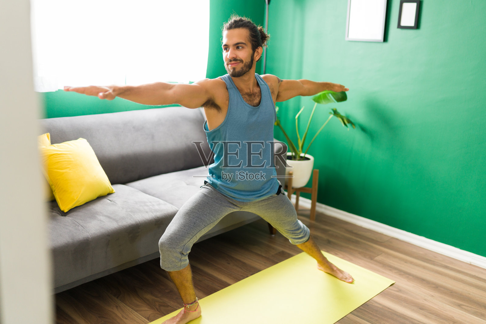 西班牙瑜伽士喜欢在家锻炼照片摄影图片