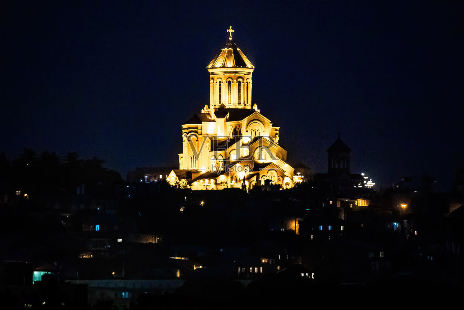 圣三一教堂的夜景照片摄影图片