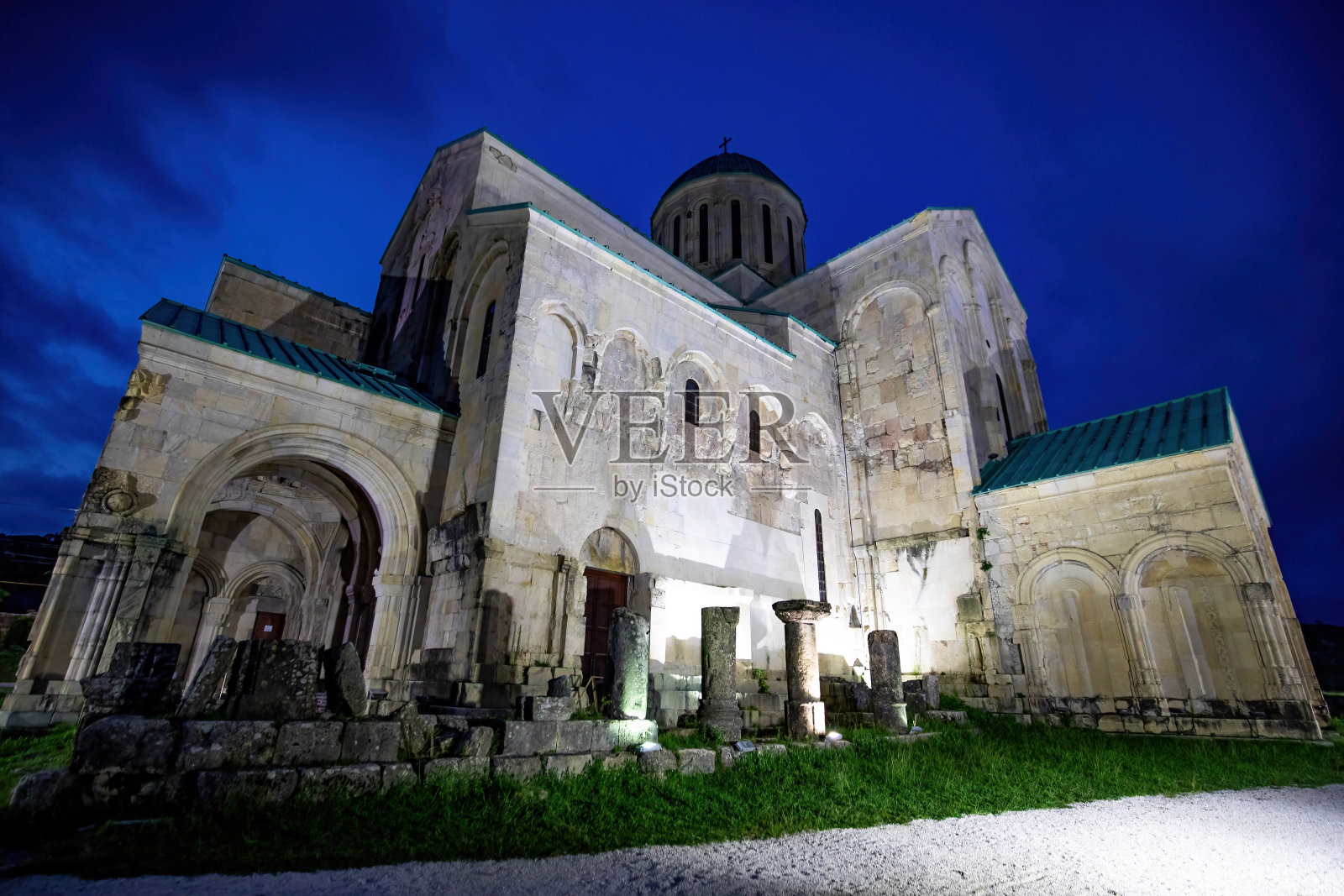 照明大教堂的dormtion，或Kutaisi大教堂通常被称为巴格拉蒂大教堂在晚上照片摄影图片