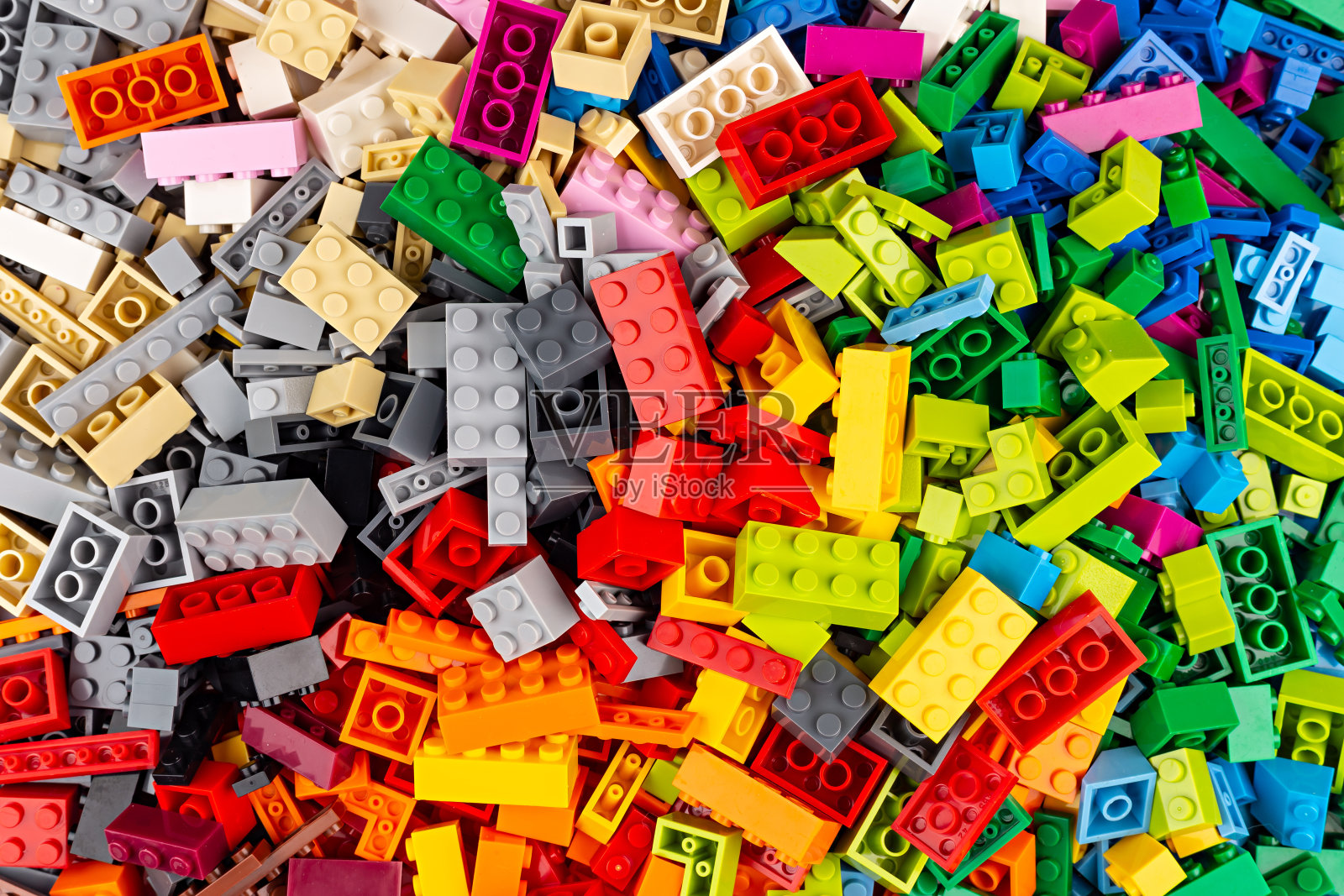 大堆可堆叠塑料玩具砖的特写俯视图。色彩纹理童年教育发展理念背景。照片摄影图片