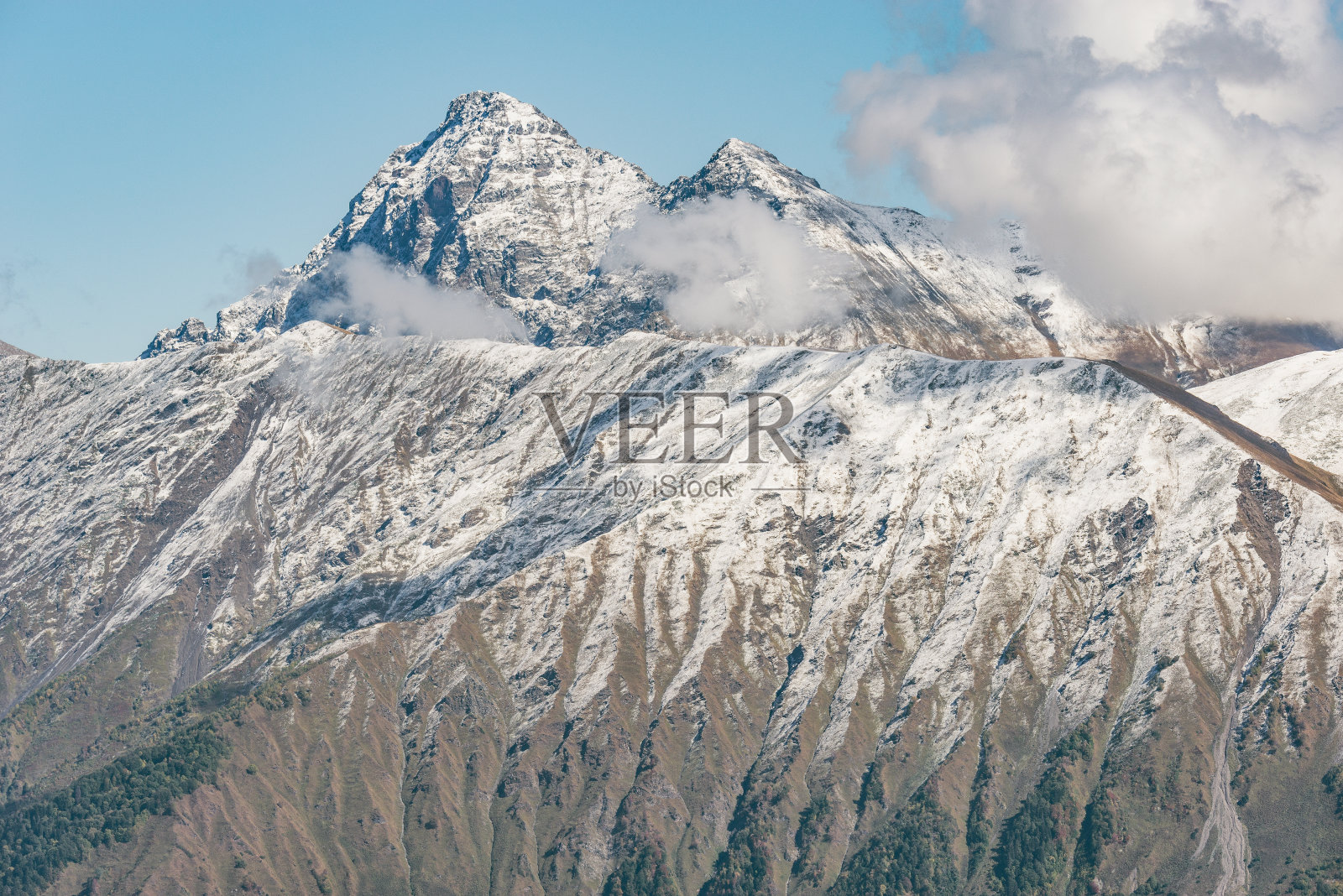 从罗扎峰的观点看山顶。高加索地区。照片摄影图片