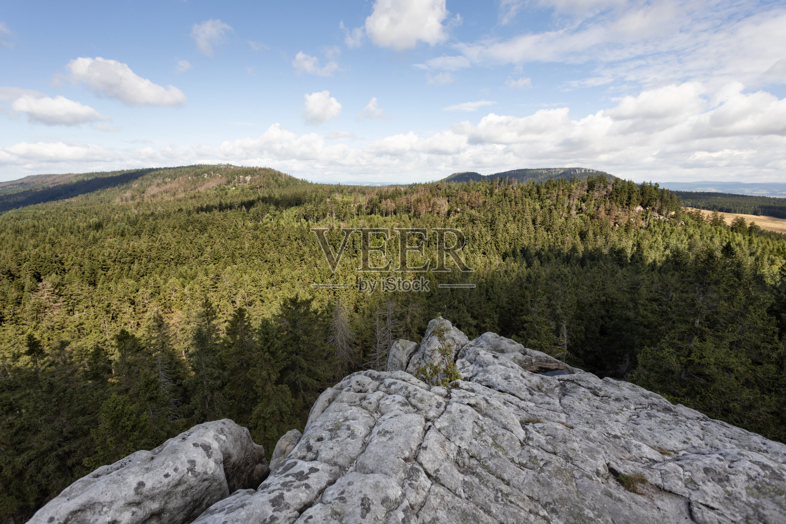 Kłodzko山谷丘陵中的森林和岩石照片摄影图片