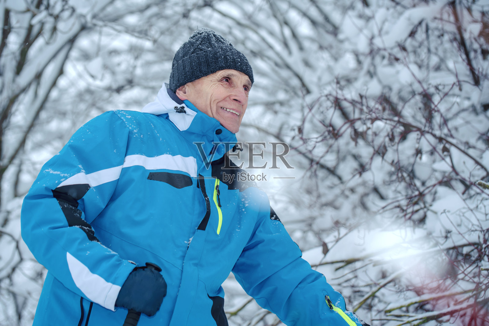 两个老年人在冬天公园去滑雪与滑雪杆 好明亮的天 健康生活方式 回到视图 编辑类库存照片 - 图片 包括有 å¹, æœ‰æ•ˆåœ°: 131481538