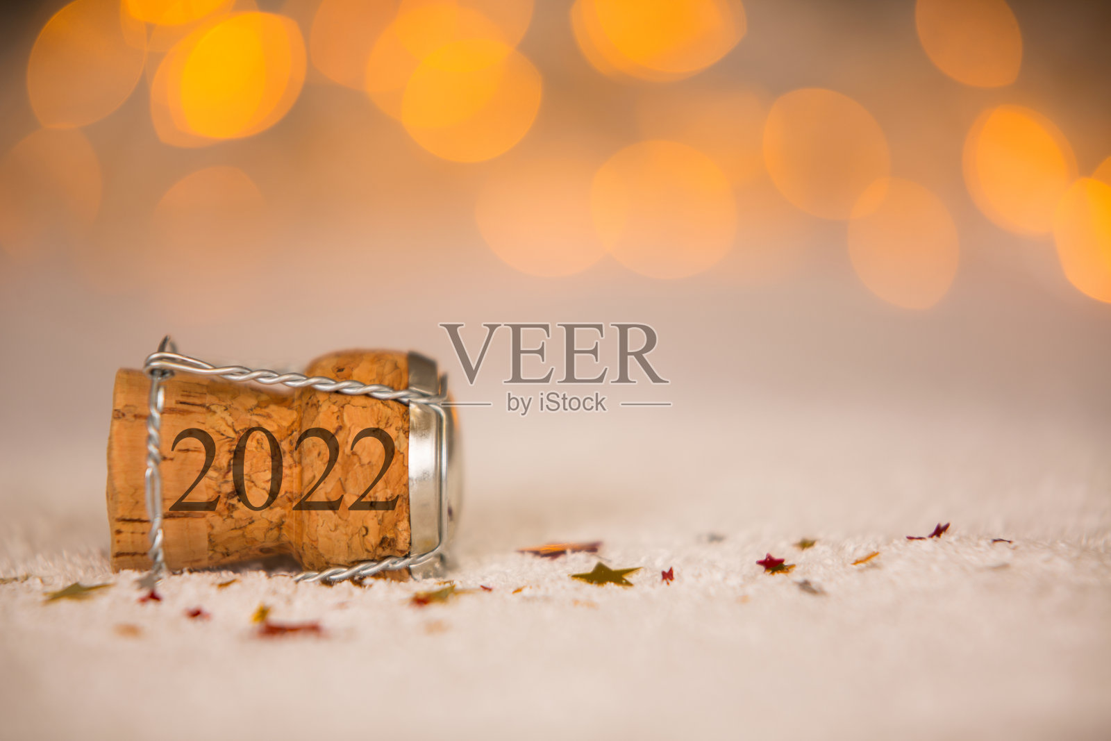 雪上的星星形状和软木塞祝2022年新年快乐照片摄影图片