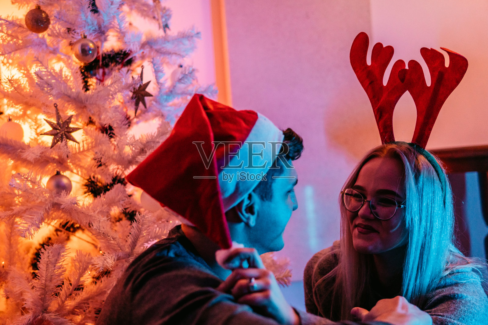 夫妇在装饰圣诞树照片摄影图片