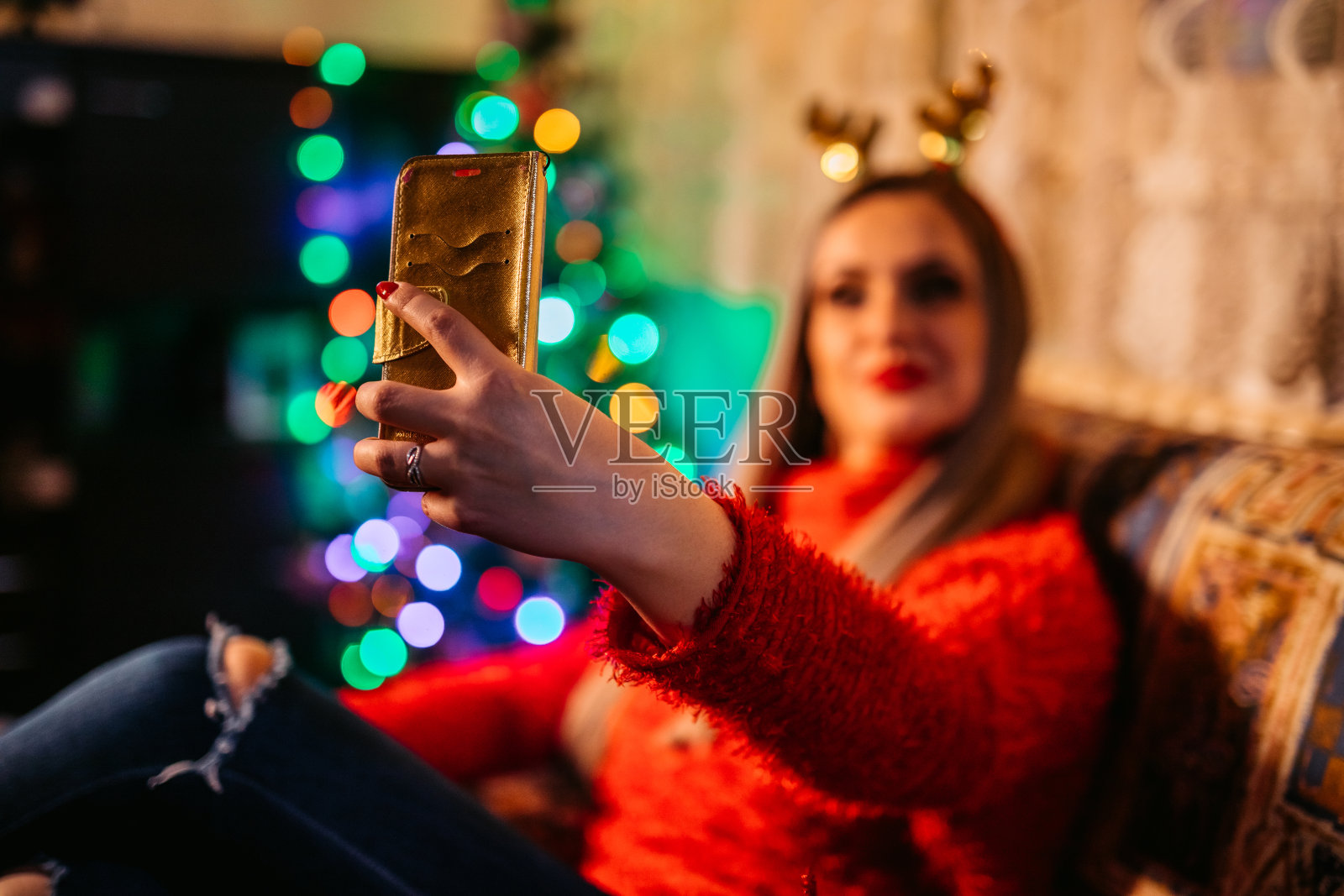 一个女人在圣诞树旁自拍照片摄影图片