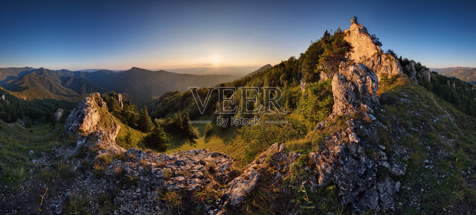 位于斯洛伐克图里切地区的Velka Fatra山脉的森林的山地景观。照片摄影图片