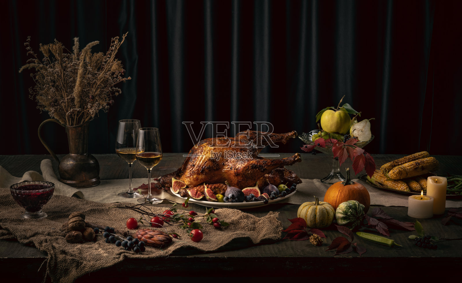 贺卡设计有烤火鸡、鸡肉和秋天的传统蔬菜。无花果、南瓜。感恩节照片摄影图片