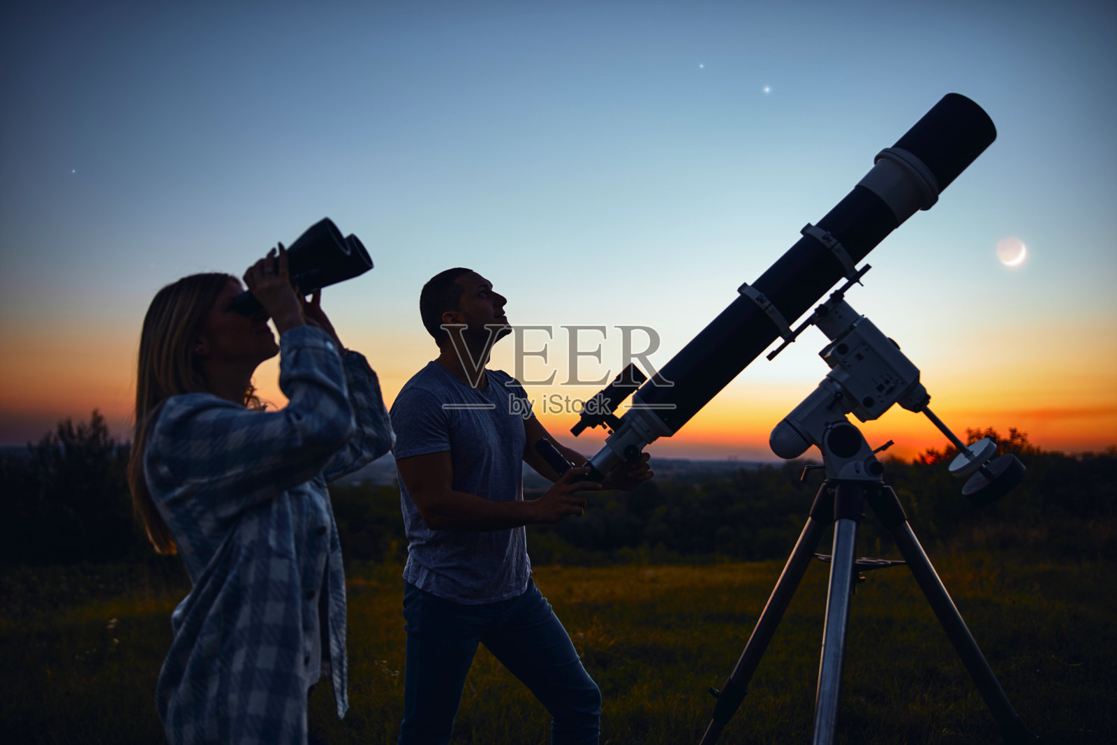 用天文望远镜观察星空。照片摄影图片