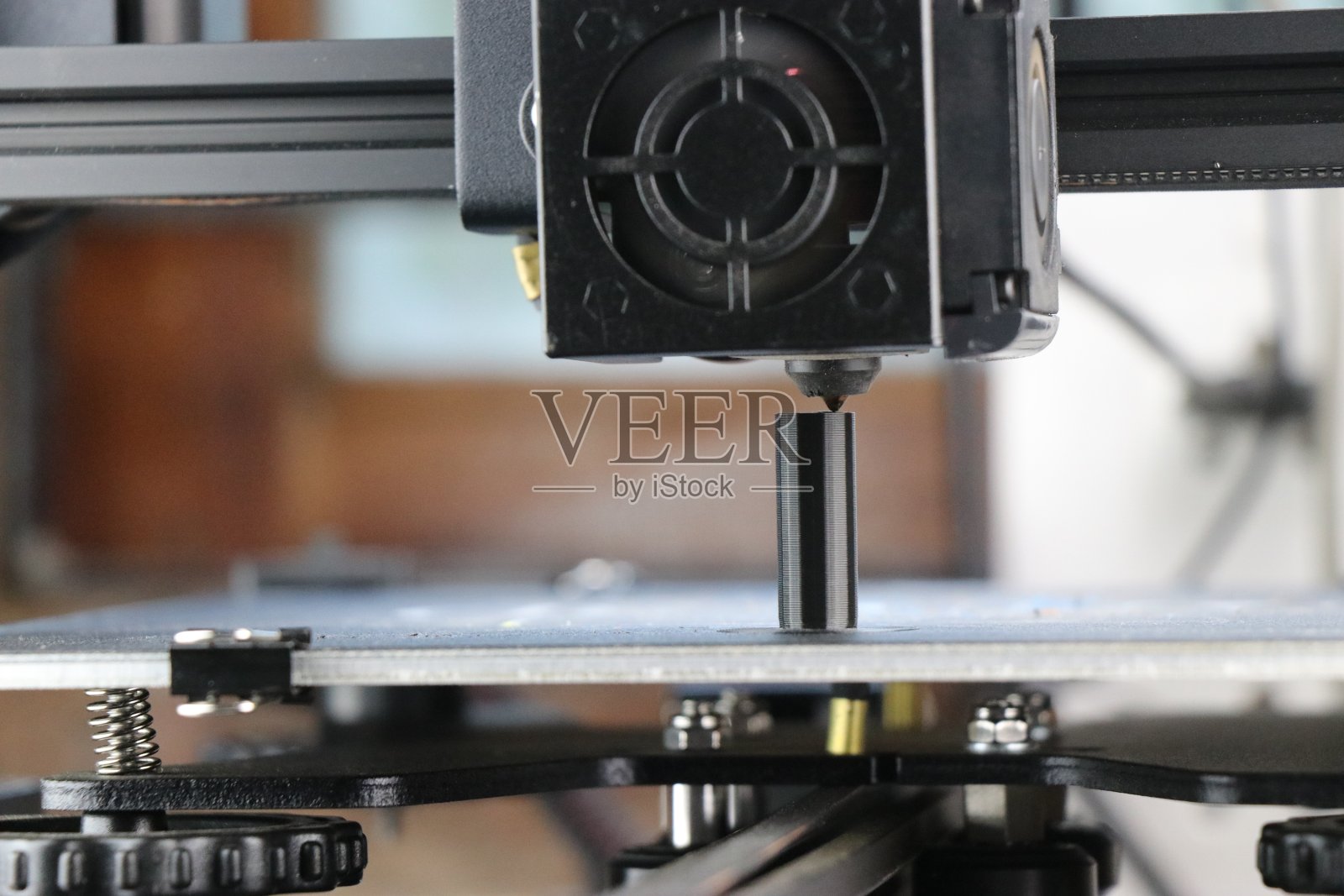 现代3D打印机使用机器人自动化技术进行产品创建或增材制造。运行中的打印机头照片摄影图片