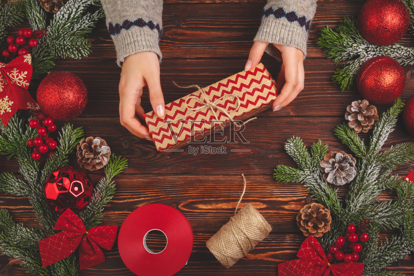 包装礼物和装饰圣诞节假期的过程结束了照片摄影图片