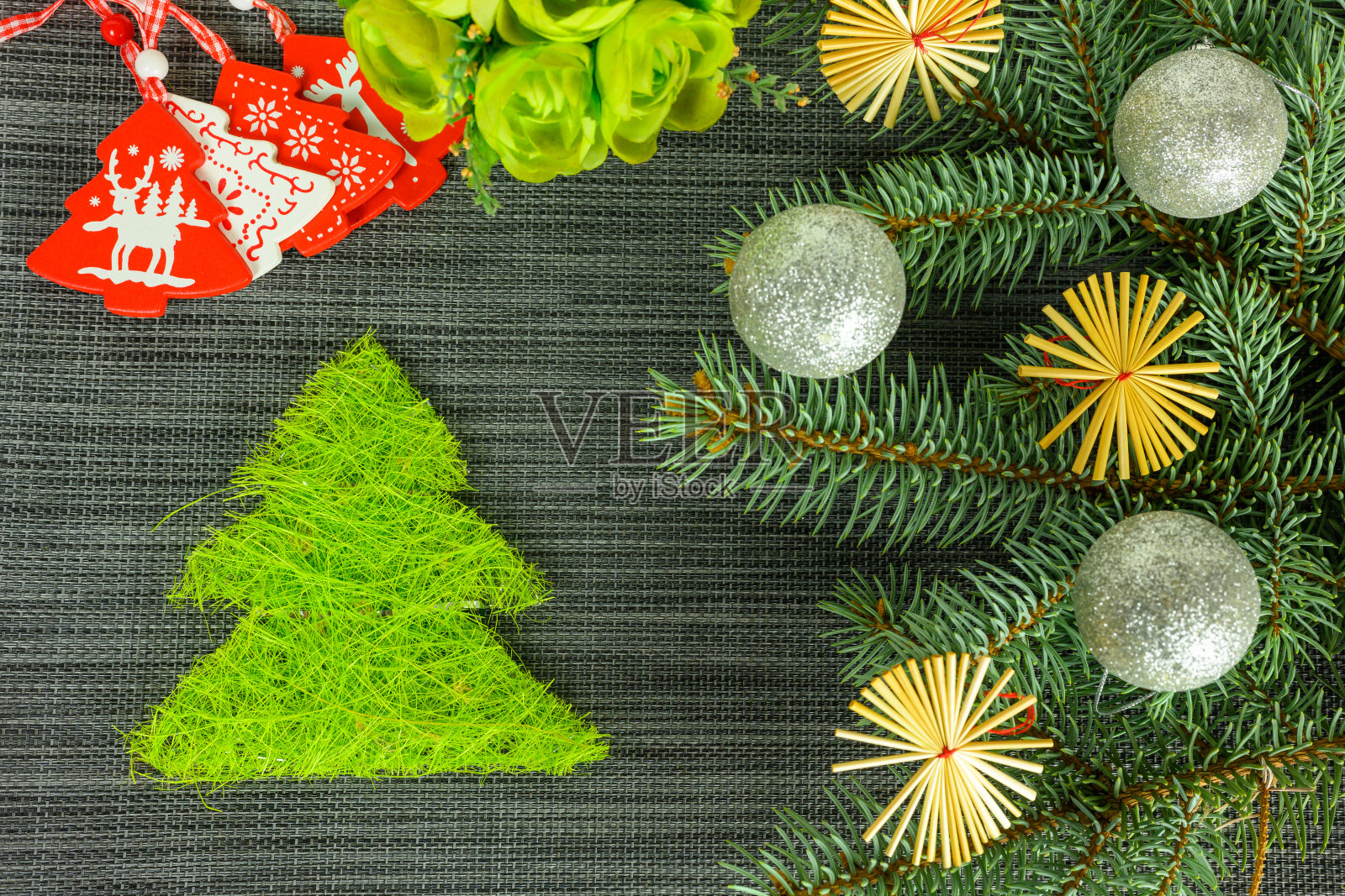 柳条绿色的圣诞树在新年的背景。照片摄影图片