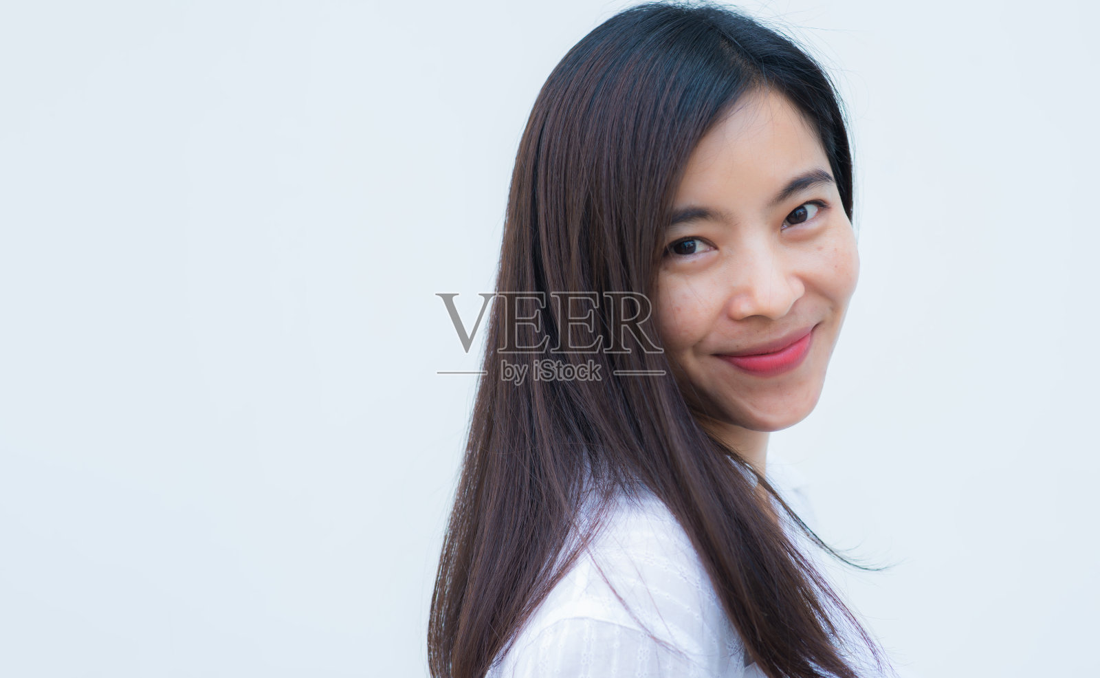 靠近迷人的成年商业女性亚洲女孩与快乐和微笑对白色混凝土墙办公室。照片摄影图片