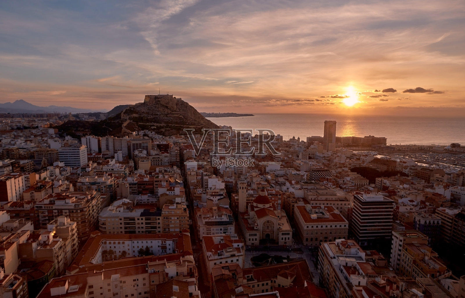 西班牙阿利坎特市全景，从海上鸟瞰美丽的日出照片摄影图片