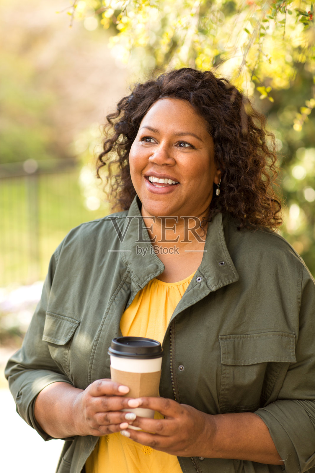 美丽成熟的非洲裔美国女人微笑和大笑。照片摄影图片