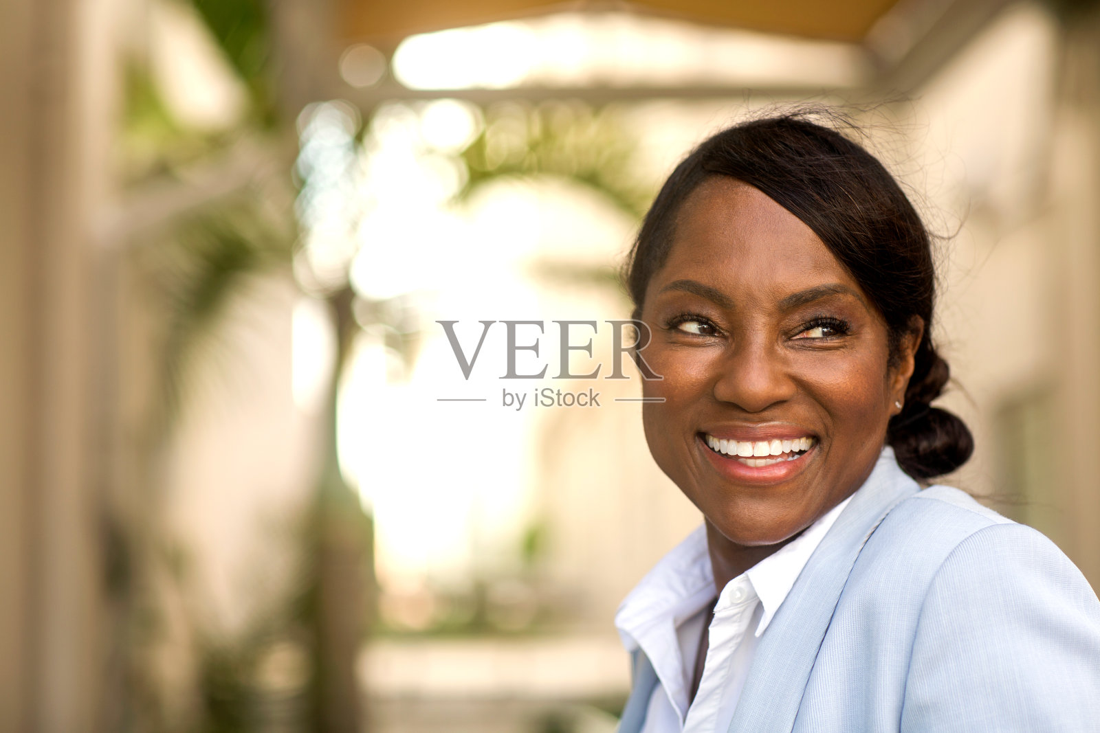一个成熟的黑人女性微笑的肖像。照片摄影图片
