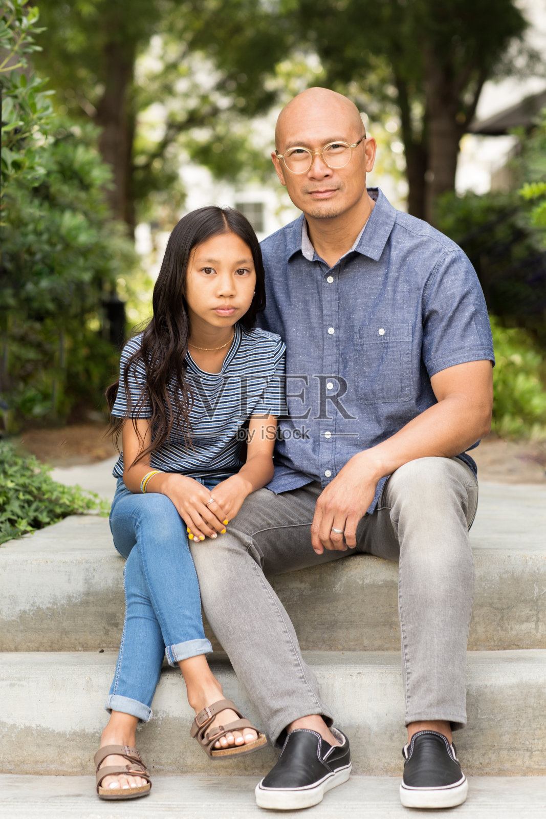 亚洲父亲和女儿。照片摄影图片