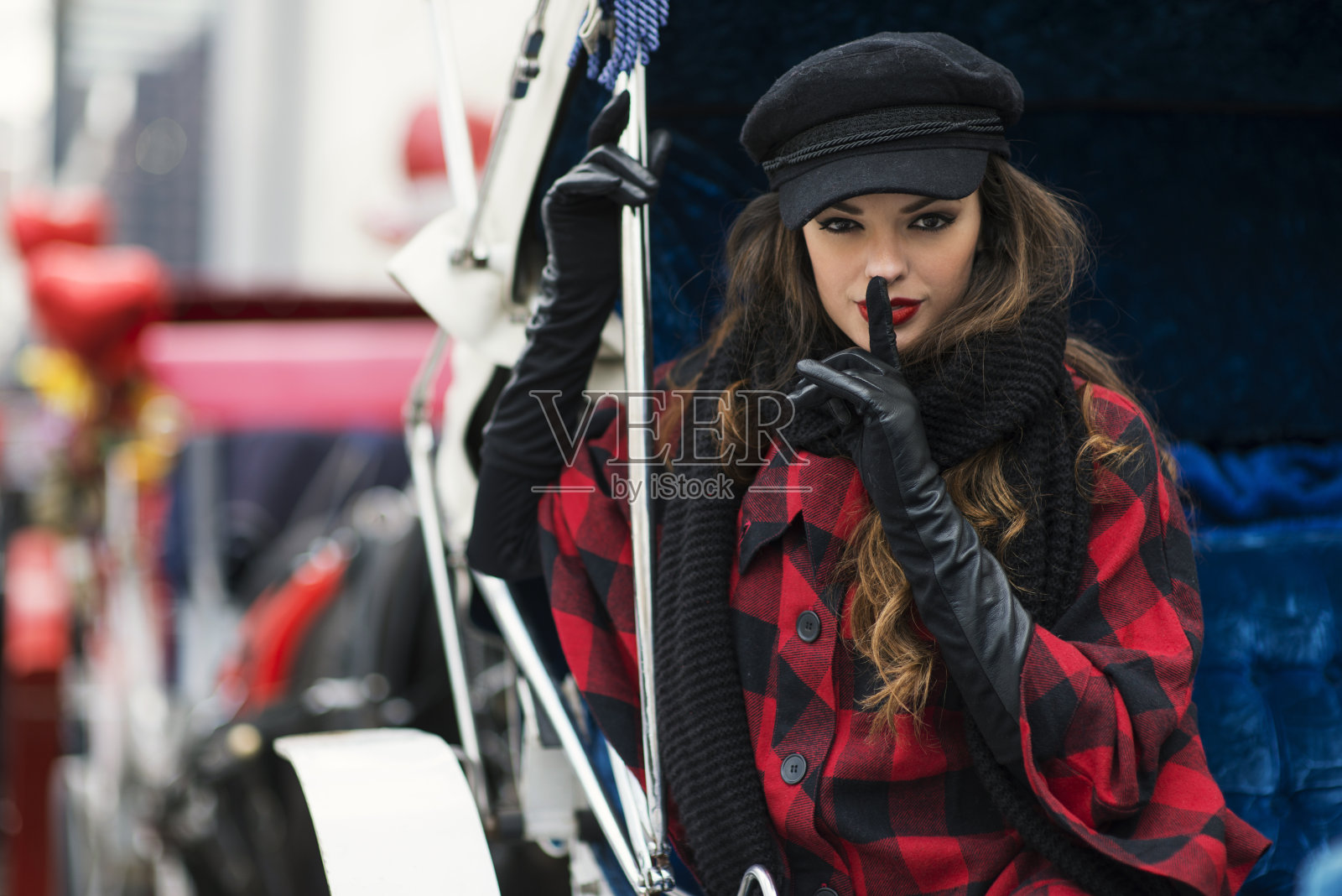 穿着漂亮的时装模特坐在马车在冬天，纽约，美国照片摄影图片