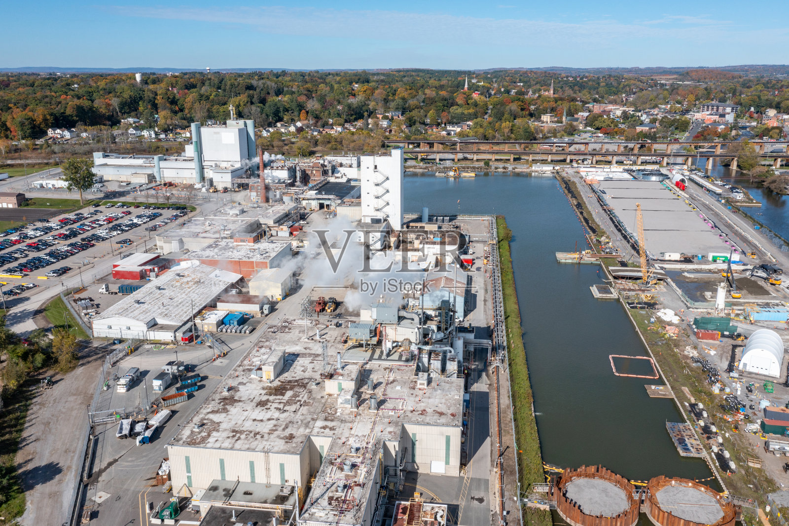 鸟瞰图港口霍普镇和工厂，港口霍普，加拿大照片摄影图片