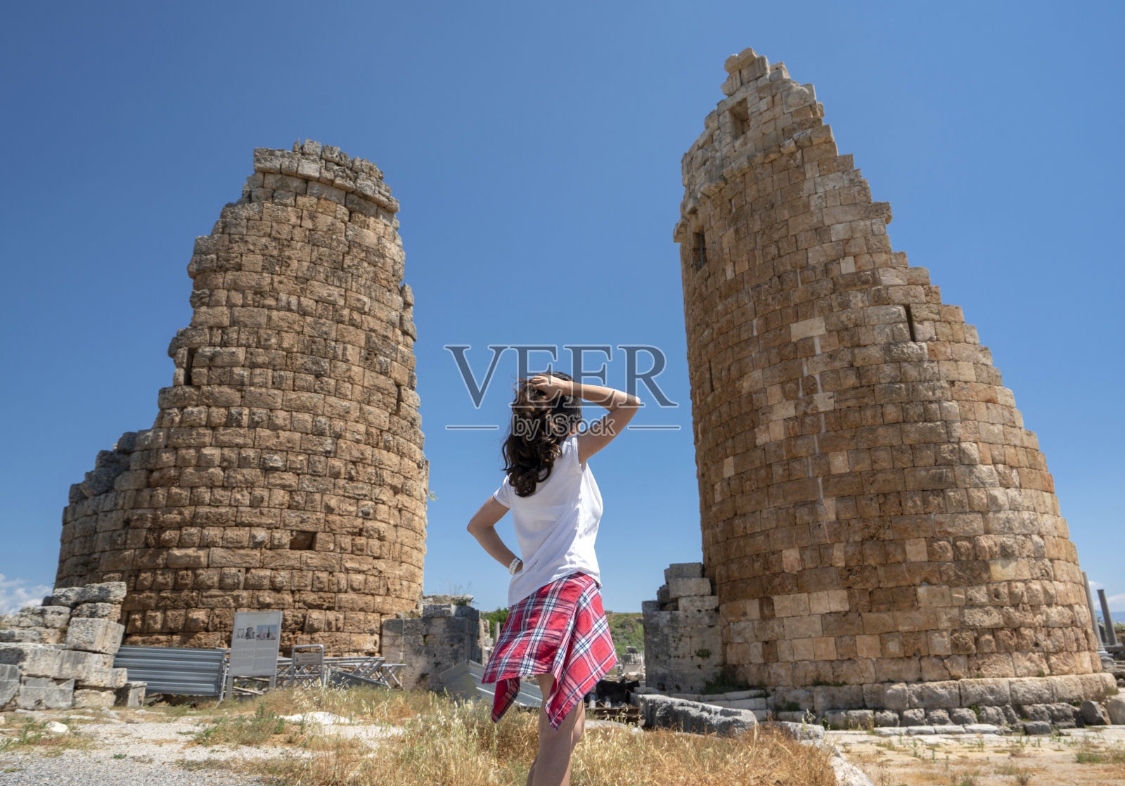 土耳其埃利亚，一名女游客在佩尔热游玩并拍照照片摄影图片