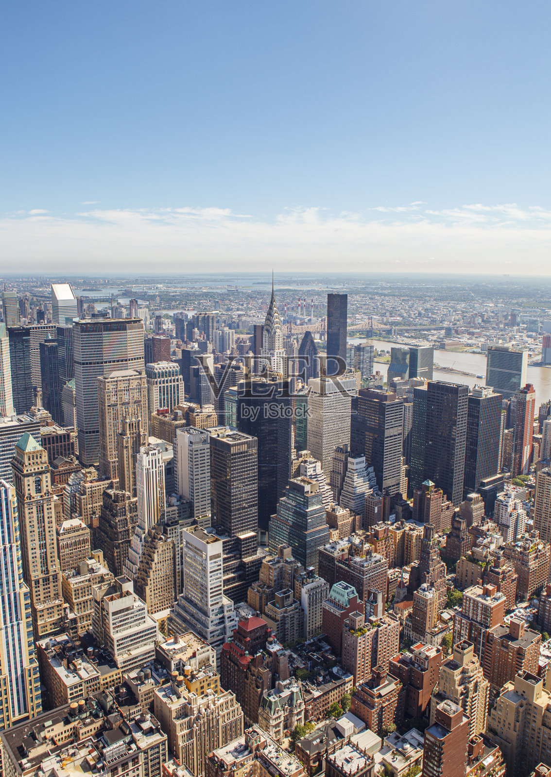 俯瞰曼哈顿中城摩天大楼和克莱斯勒大厦照片摄影图片