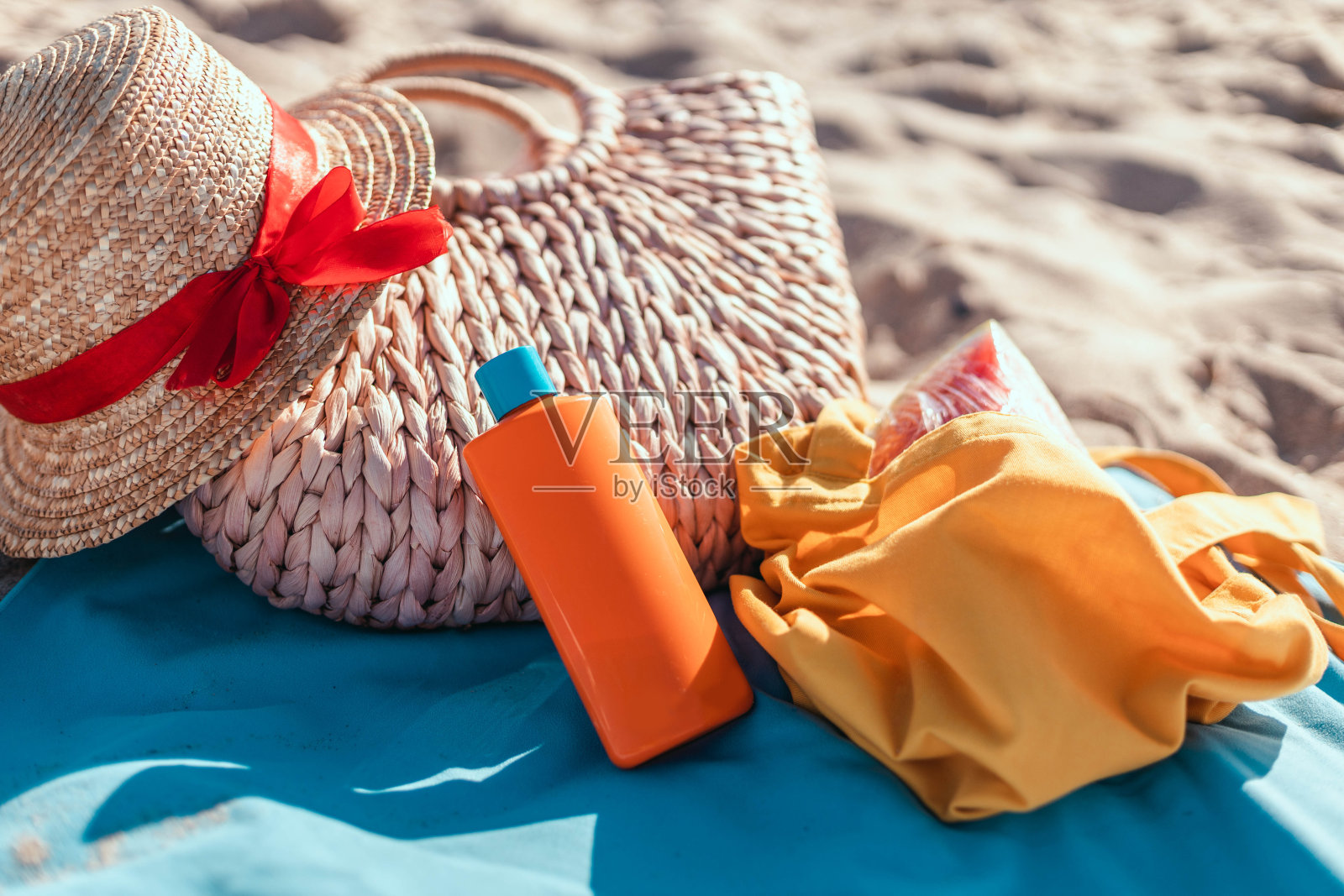 热带海滩上的草帽、草包、太阳镜和床单。暑假照片摄影图片