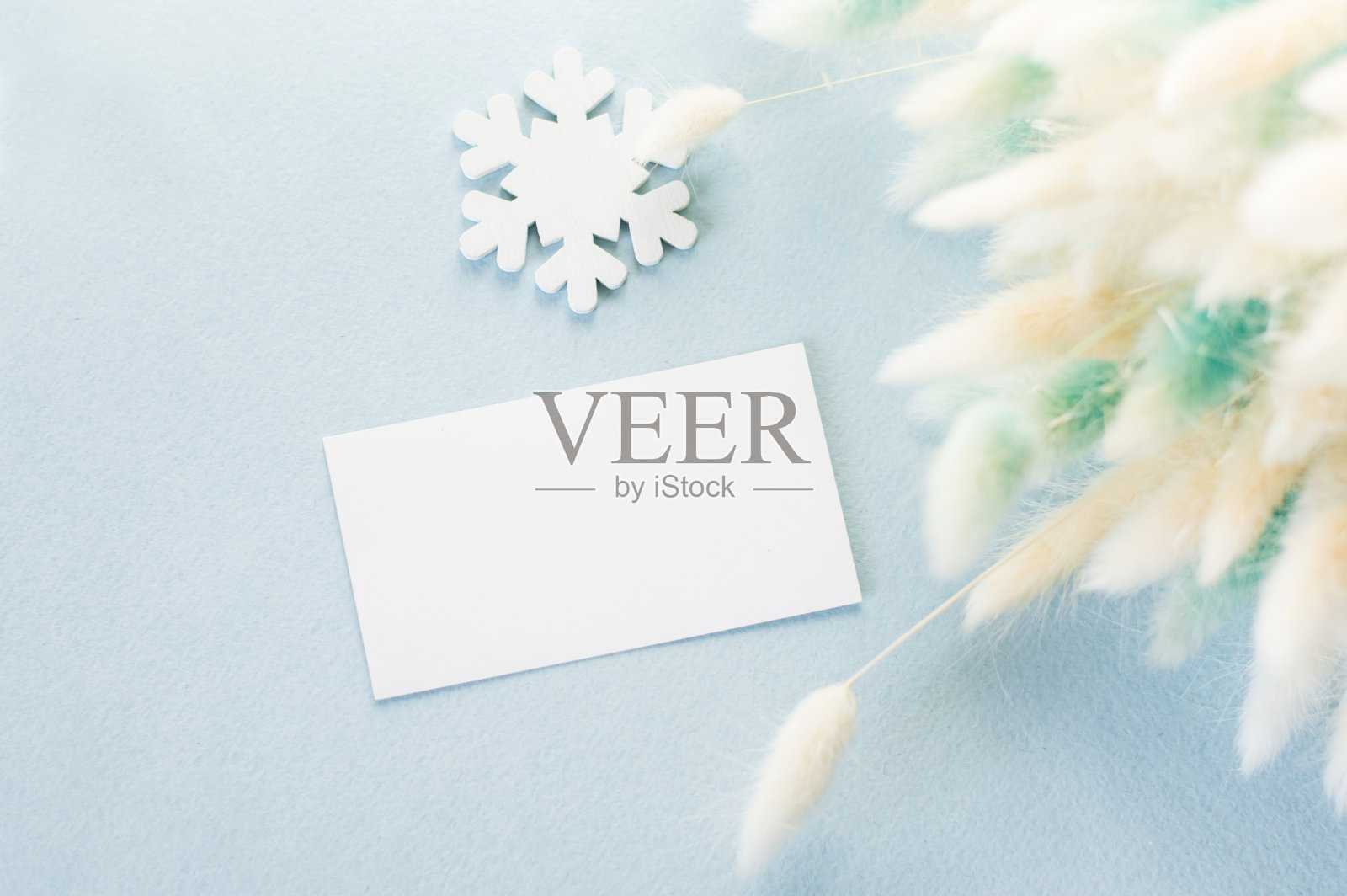 圣诞背景-装饰在蓝色的背景旁边的白色空白卡片，空白的空间照片摄影图片