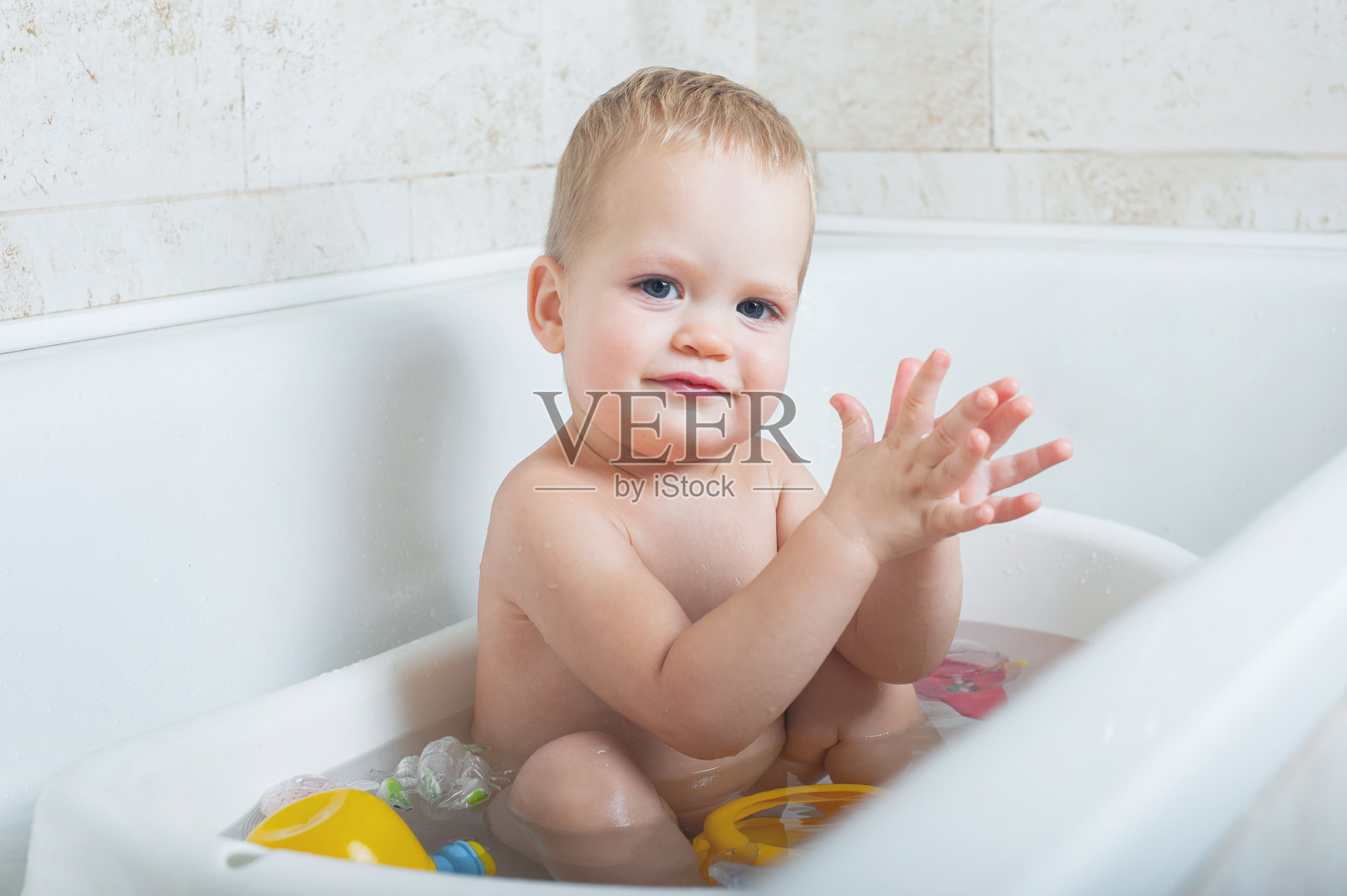 婴儿洗澡正确方法（宝宝洗澡有方法）-幼儿百科-魔术铺