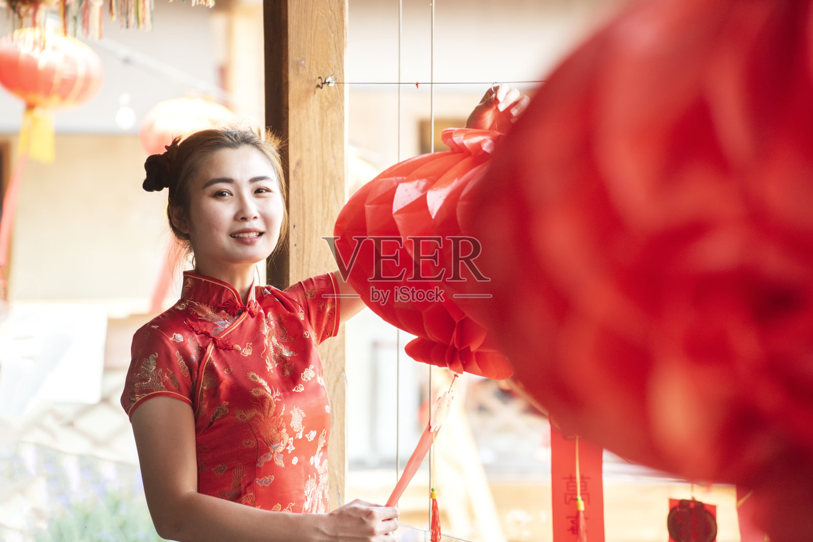 中国妇女穿着传统的旗袍。中国新年的概念。照片摄影图片