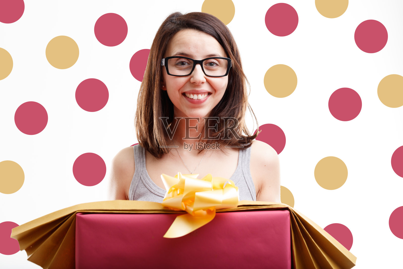 微笑快乐的女人拿着一个大的圣诞礼物照片摄影图片