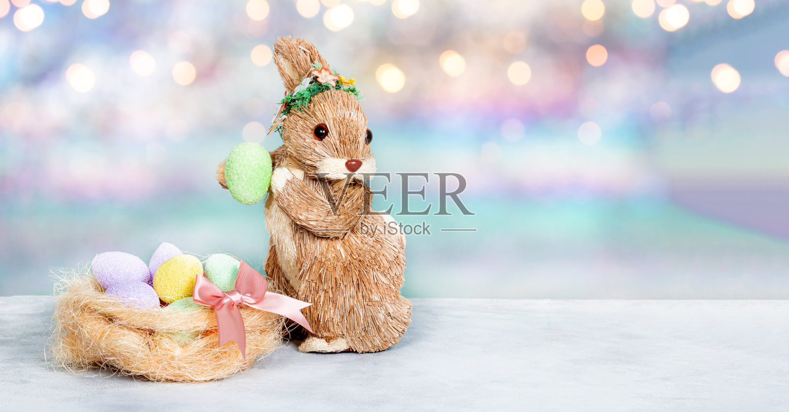 复活节兔子，彩色的蛋和粉红色的花。节日复活节网页横幅与自由的文字空间照片摄影图片