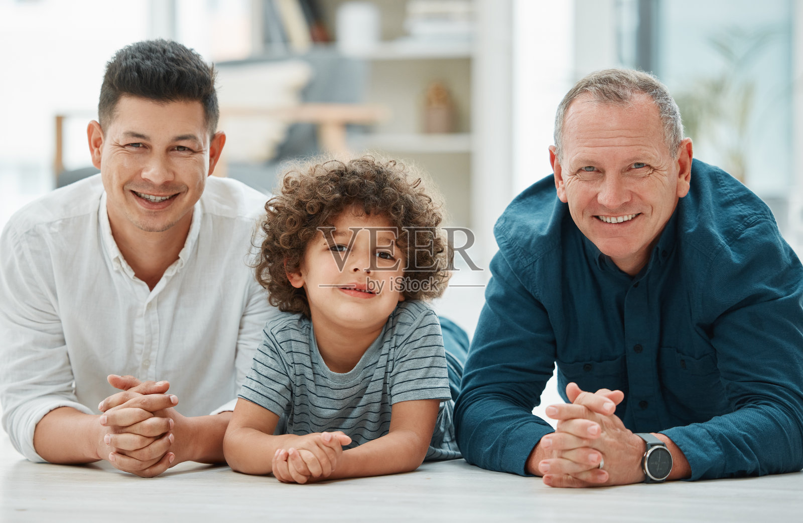 一个年轻人和他的父亲和儿子在一起的照片照片摄影图片