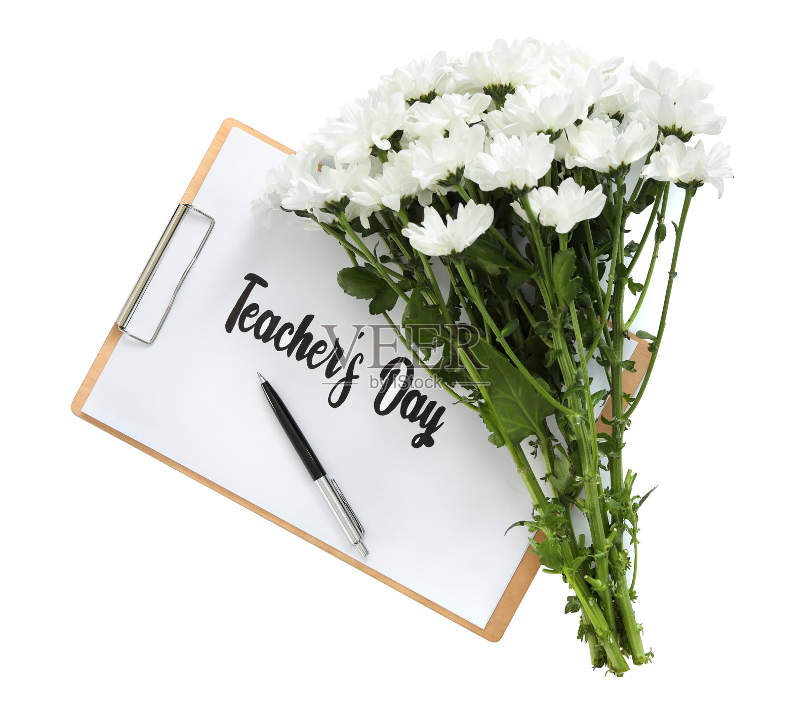 美丽的花和剪贴板与字教师节白色背景，俯视图照片摄影图片