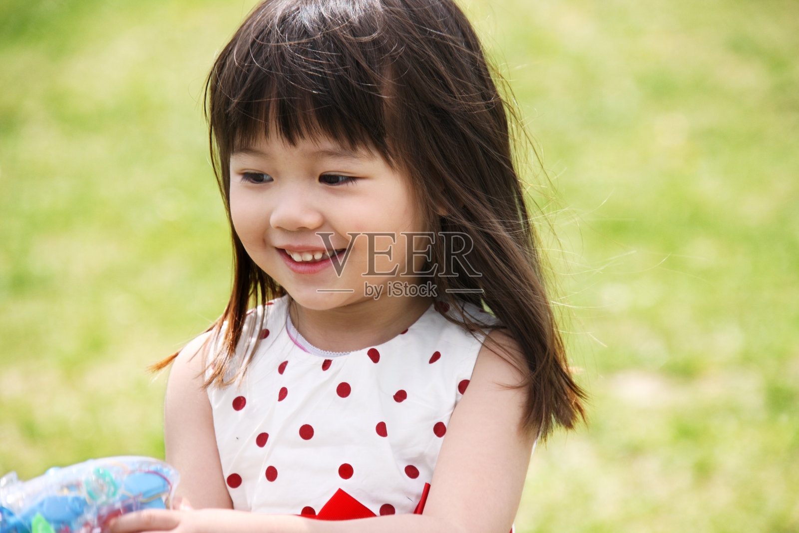 一个小女孩在户外玩耍照片摄影图片