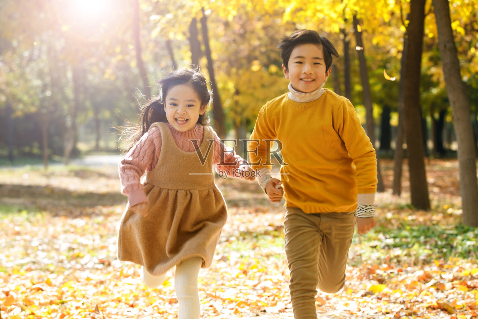 快乐儿童在户外奔跑照片摄影图片