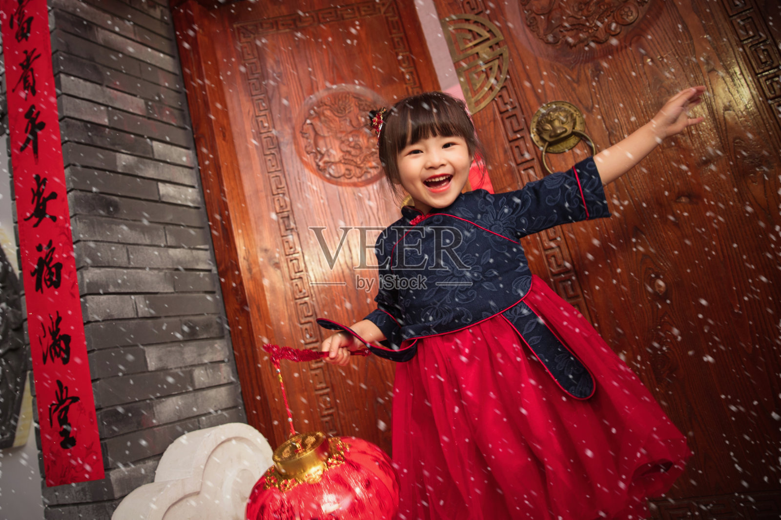小女孩手提红灯笼庆祝新年照片摄影图片