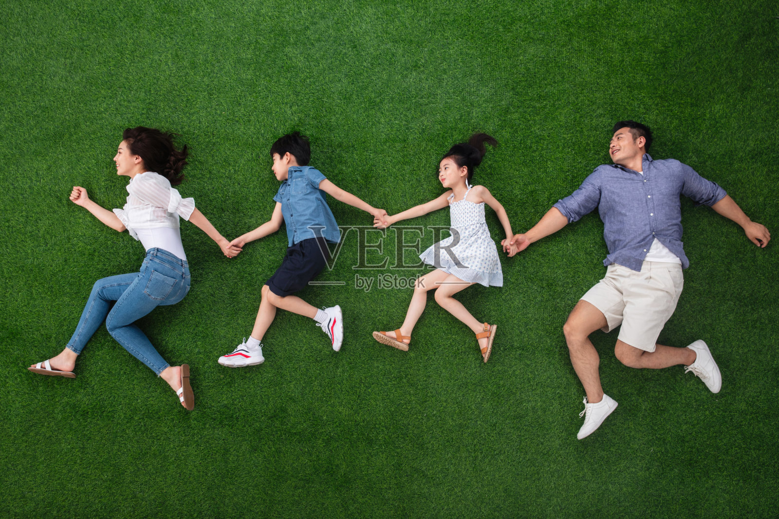 幸福的一家四口手牵手奔跑照片摄影图片