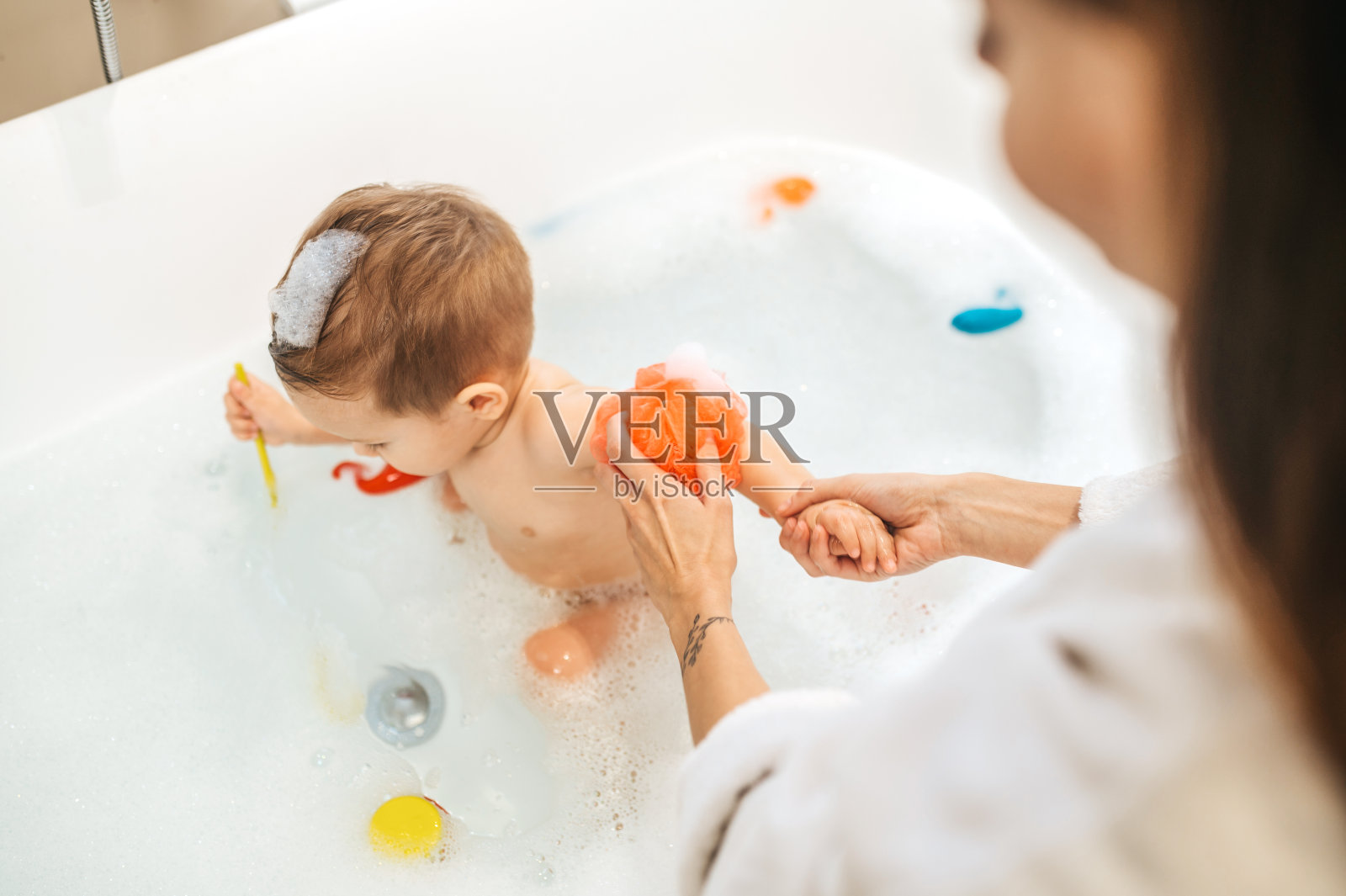 泡泡浴中的孩子。孩子洗澡。婴儿淋浴。照片摄影图片_ID:319880649-Veer图库