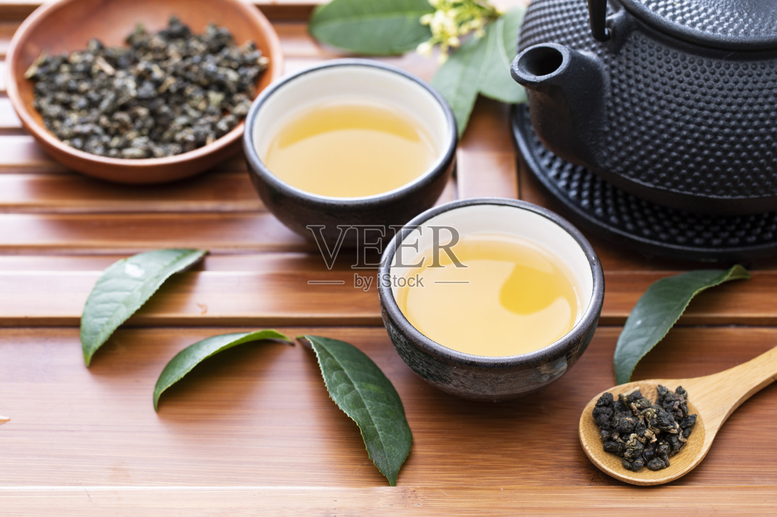 托盘上放着健康养生的绿茶和日式茶具照片摄影图片