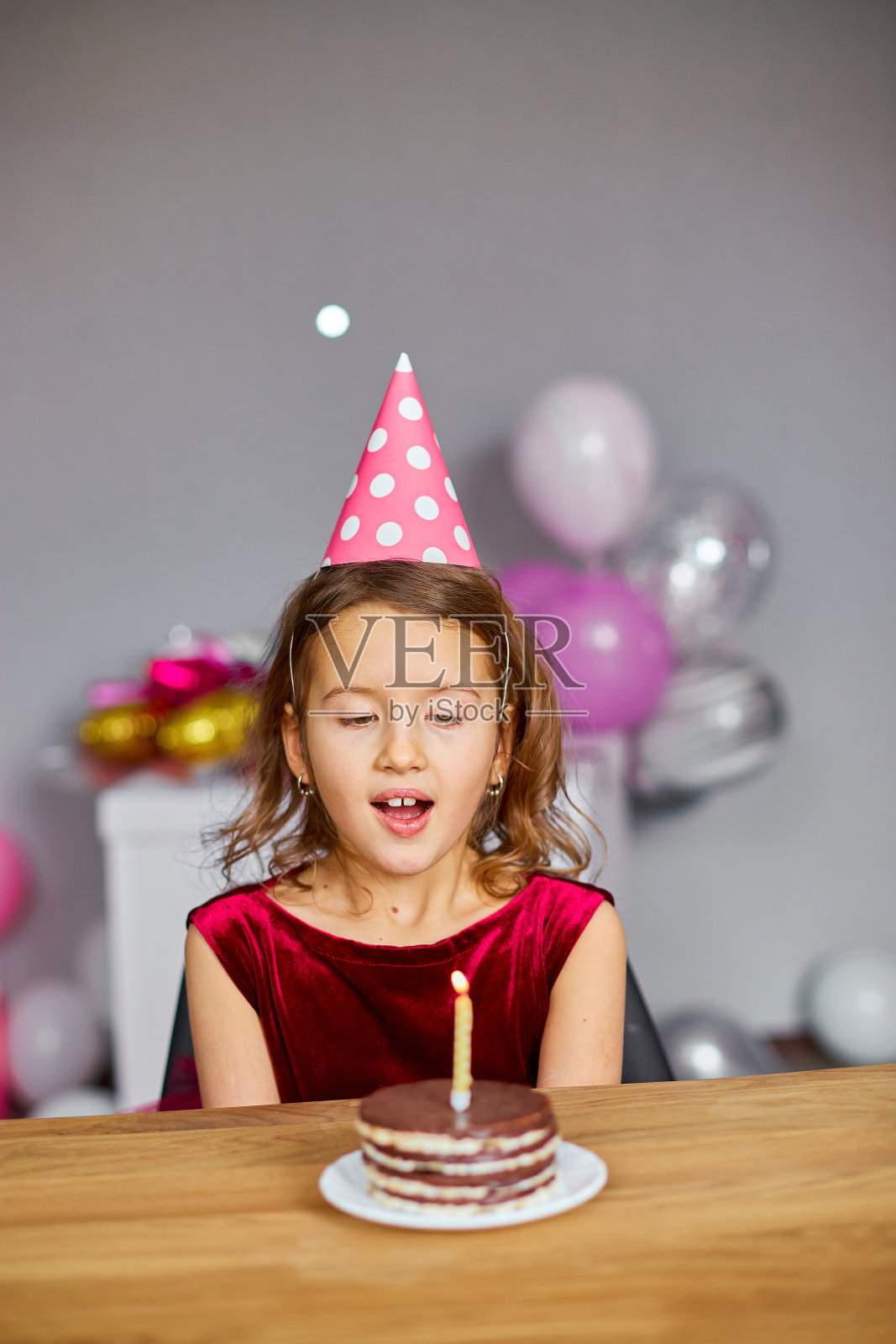 一群快乐的孩子在生日蛋糕上吹蜡烛照片摄影图片_ID:148475582-Veer图库
