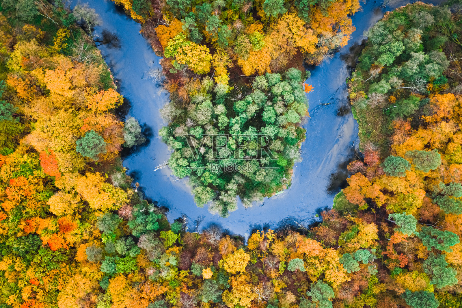 鸟瞰蓝色的河流和令人惊叹的五彩缤纷的秋天森林照片摄影图片