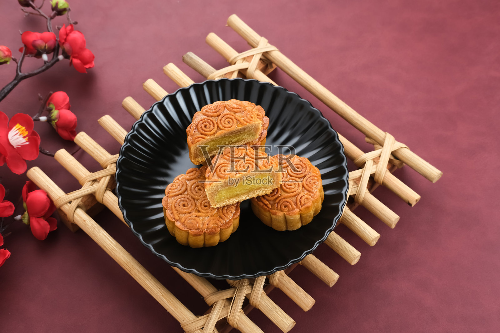 月饼，中国传统小吃照片摄影图片
