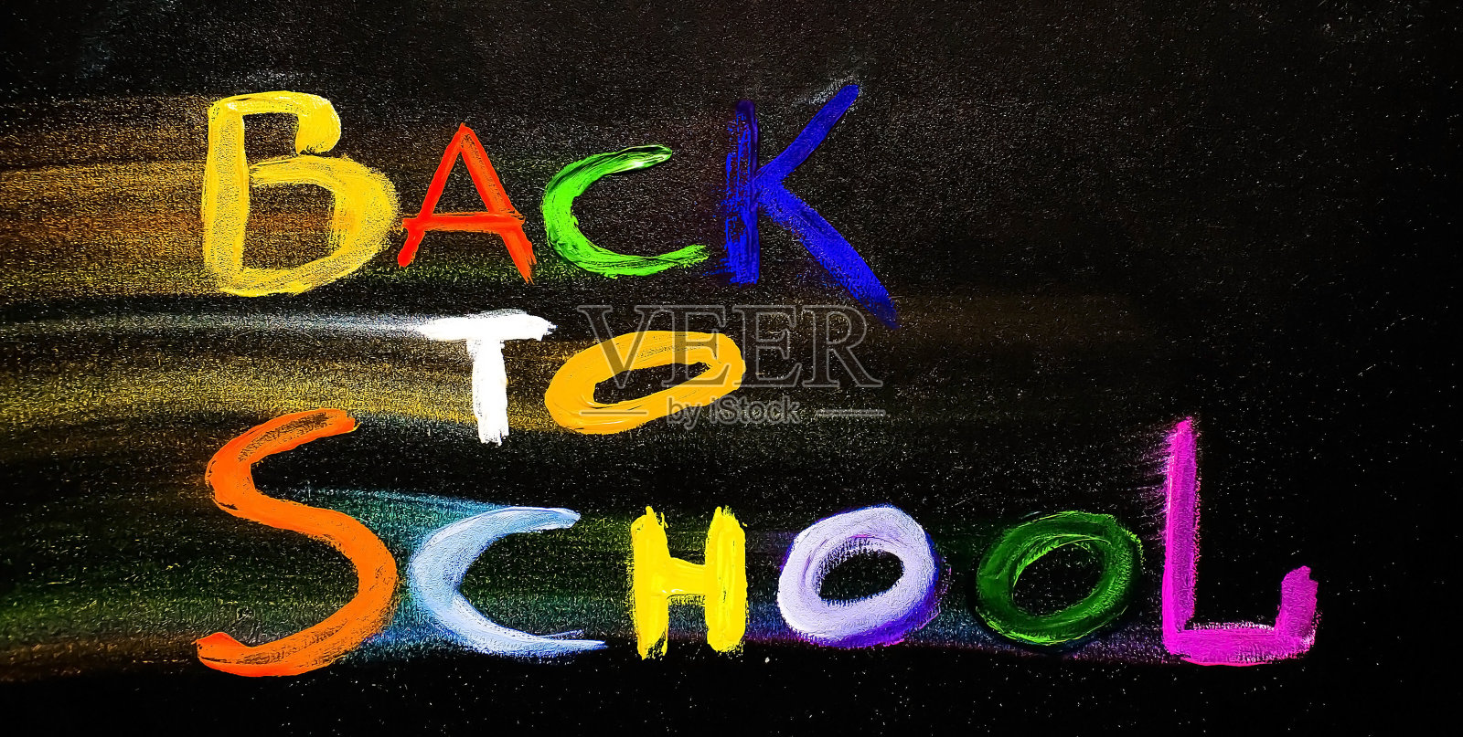 学校用品，油漆，多色笔，闹钟和多色字母的铭文:“黑色到学校”。平铺的俯视图。学校新学年的概念。照片摄影图片