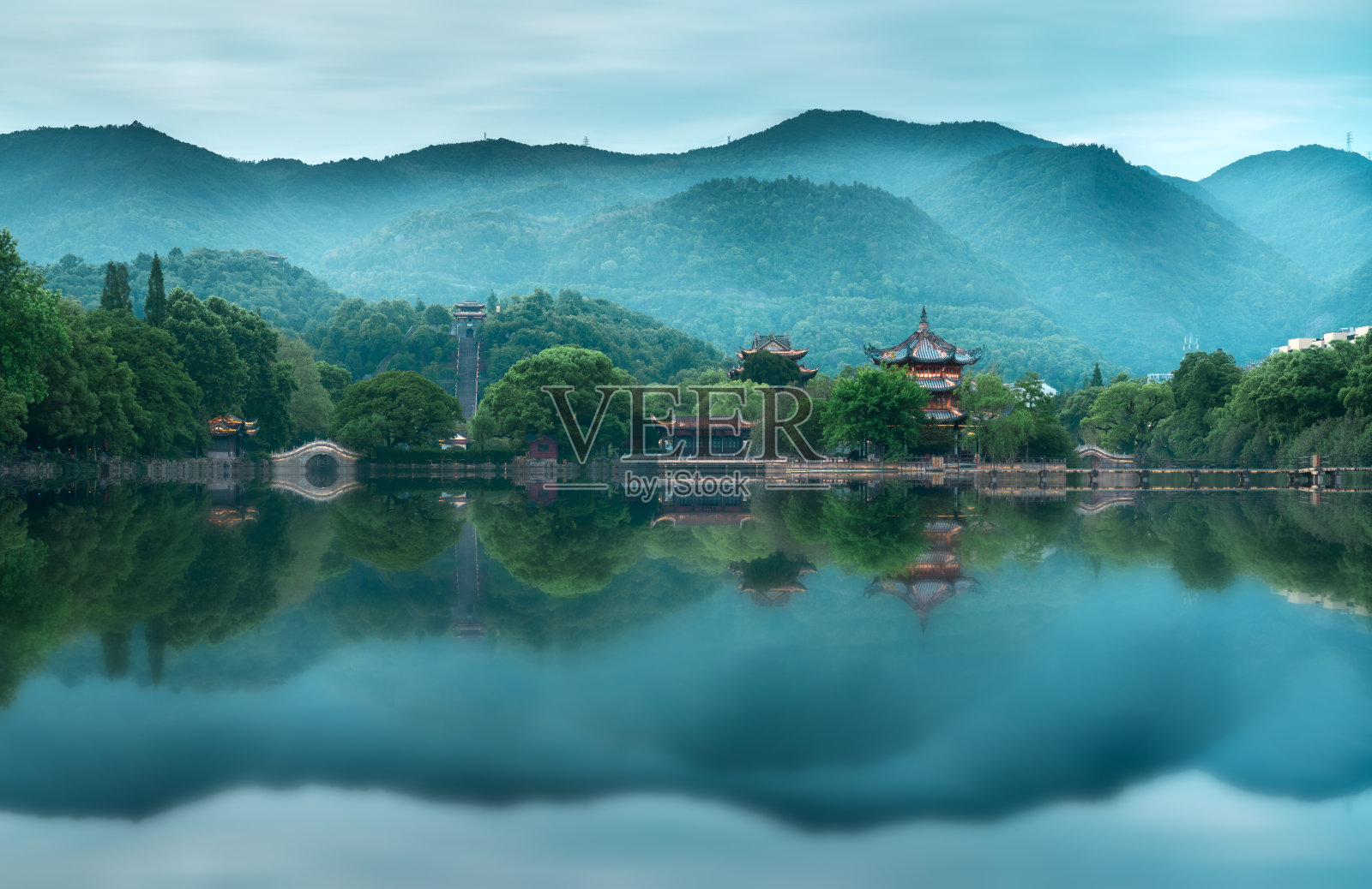雾中的中国馆，湖中的小桥照片摄影图片