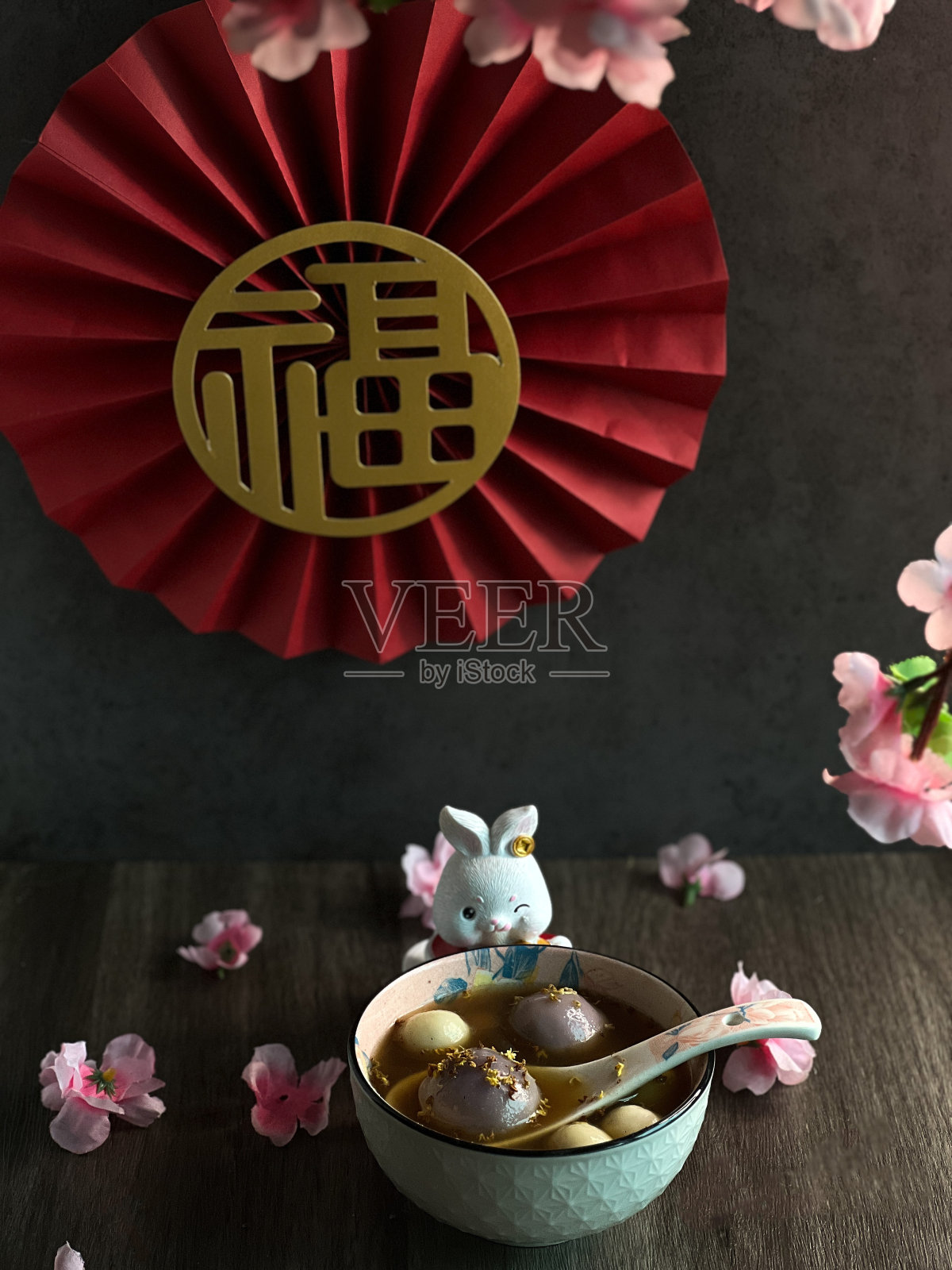 汤圆(甜汤圆)，中秋节的传统美食，冬至配兔照片摄影图片