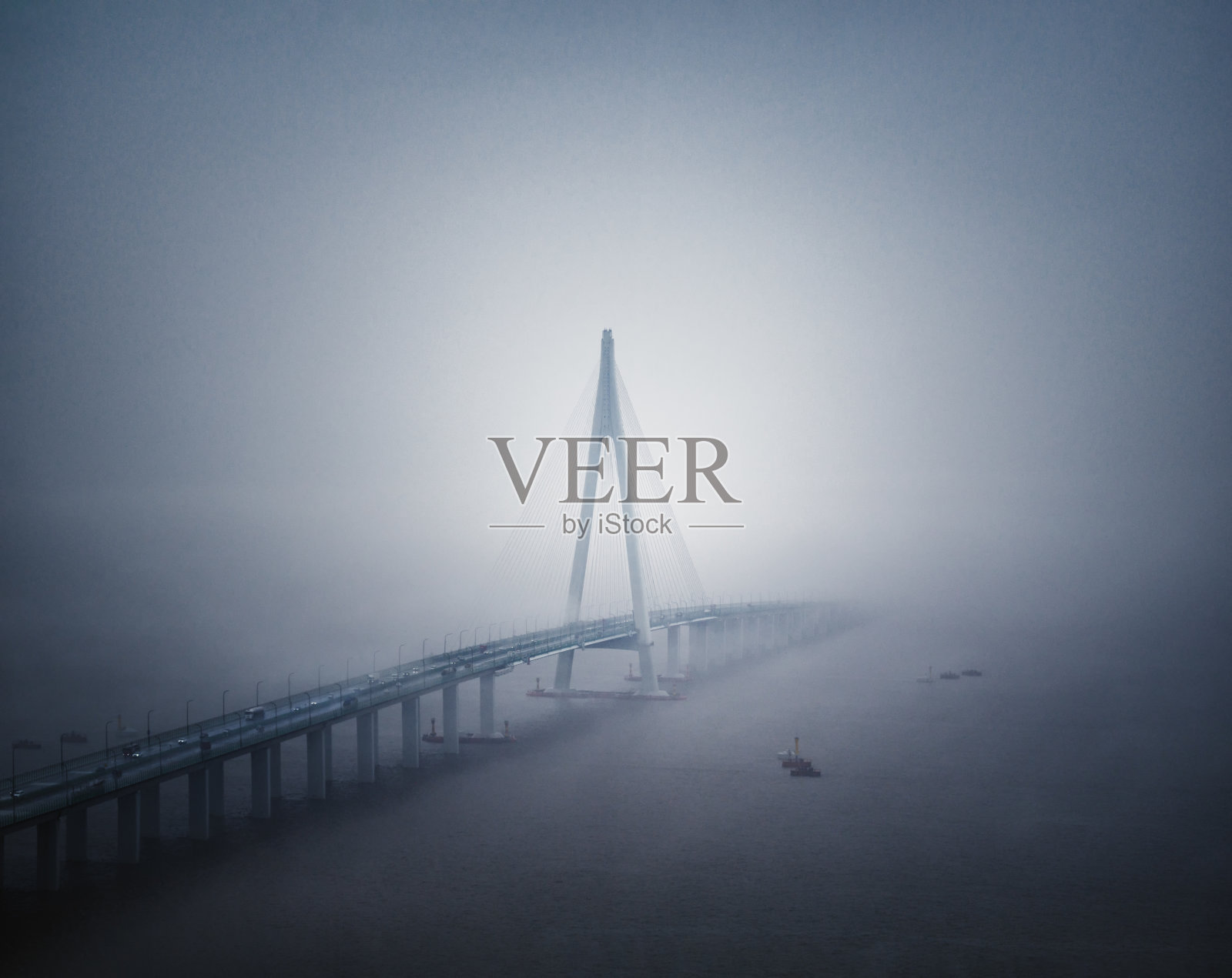 雨雾中的杭州湾大桥。照片摄影图片