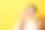 一个可爱的女孩，带着可爱的微笑，戴着时尚的太阳镜，穿着休闲的衣服在明亮的黄色背景素材图片