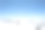 一个登山者站在白雪覆盖的雄伟山谷里素材图片