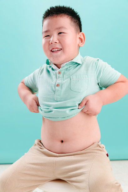 肥胖小男孩大肚子图片