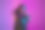 白人女歌手肖像孤立在紫色工作室背景霓虹灯素材图片